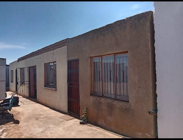 10 BEDROOM HOUSE FOR SALE IN LOTUS GARDENS